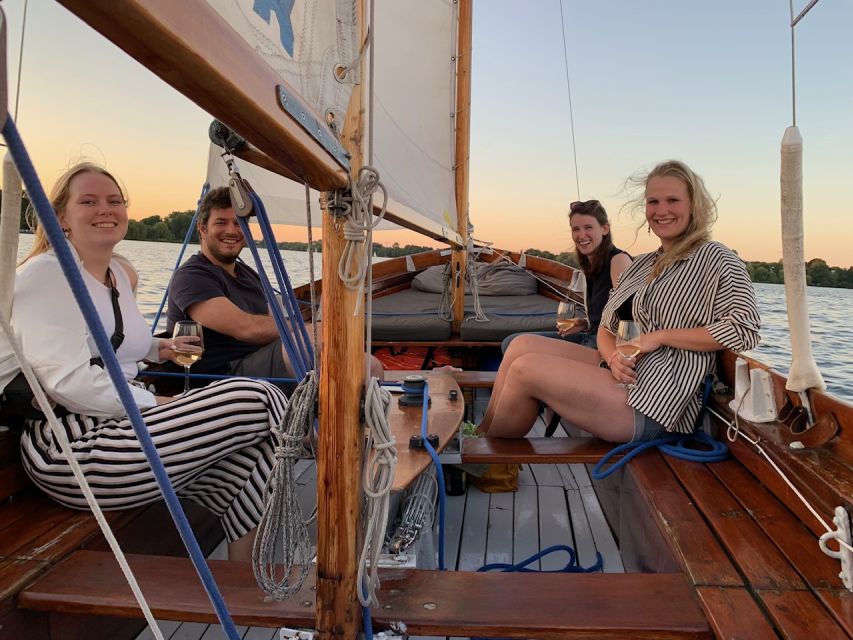 Hamburg: Alster River Sailboat Tour with Sundowner - Entering the Experience at barca Boat Events