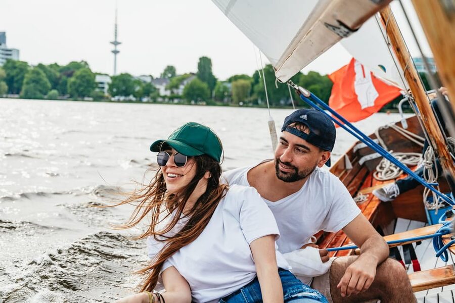 Hamburg: Alster River Sailing Tour on a 2-Masted Sailboat - The 90-minute sailing loop: where you see Hamburg’s best-known sights