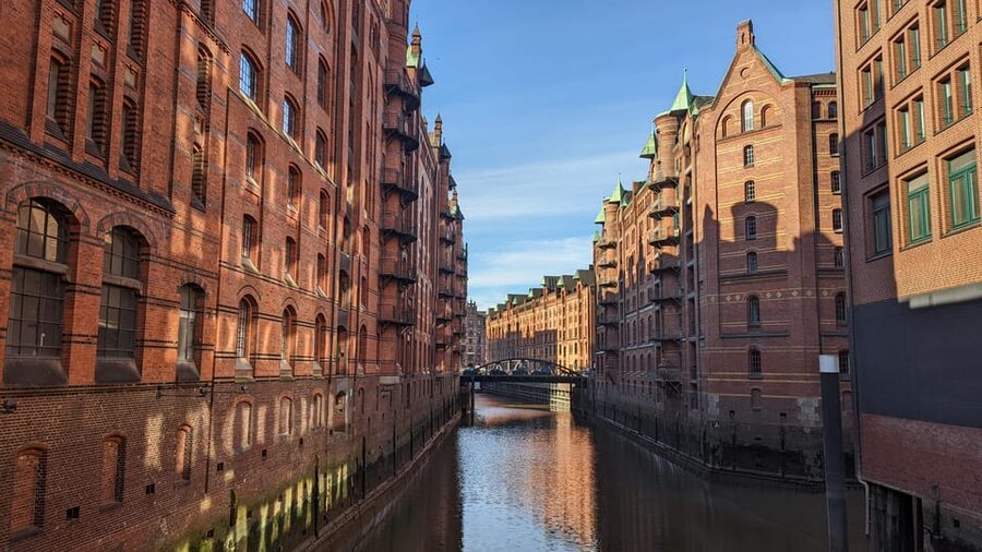 Hamburg among friends - Van tour - Schanzenviertel and Altona contrasts, neighborhoods you can feel