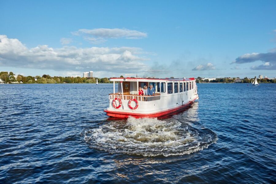Hamburg: City Cruise on Alster Lake - The Outer Alster Route: Fountain, Bridge, and Waterfront Neighborhoods