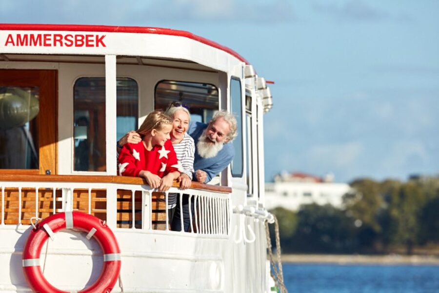 Hamburg: City Cruise on Alster Lake - Pier 1 Meeting Point, Smooth Start, and First Views