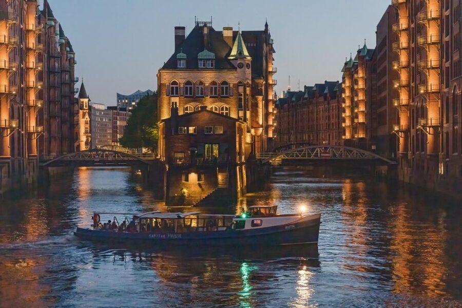 Hamburg Combi: 1,5h Evening Cruise & 2h Reeperbahn Tour - Why this Hamburg combo works so well at night