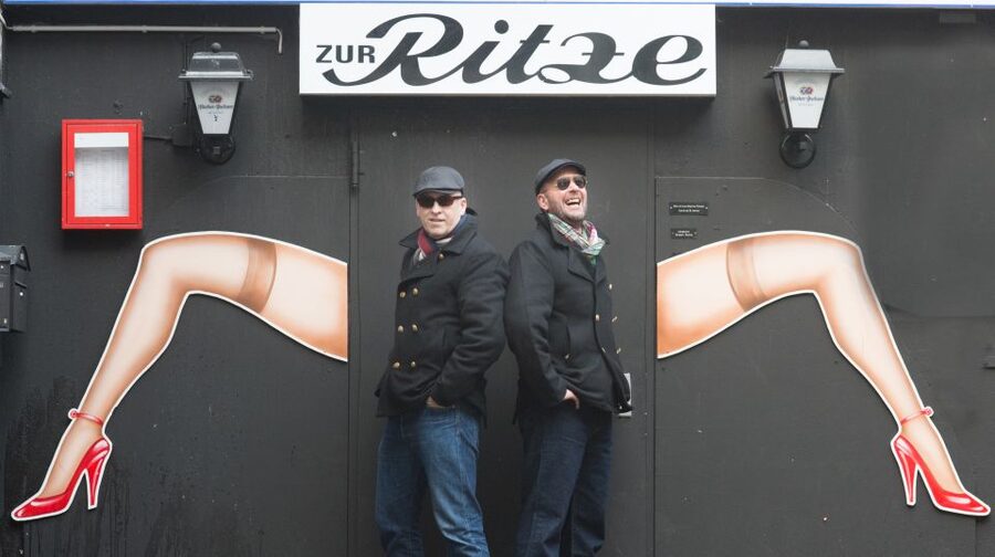Hamburg: Die große Reeperbahn Tour mit den Kiezjungs - Davidwache to Nobistor: landmarks that turn a walk into a story