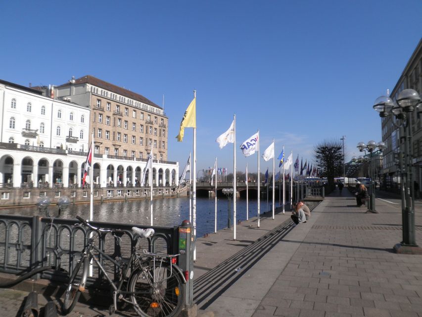 Hamburg: Exclusive Tour by Limousine with Chauffeur - HafenCity and Speicherstadt: modern reinvention meets the warehouse district