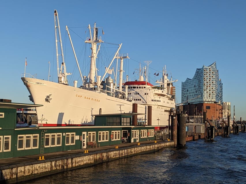 Hamburg: Guided Tour in French, the essentials in 2,5 hours! - Speicherstadt: Old Warehouses, New Viewpoints