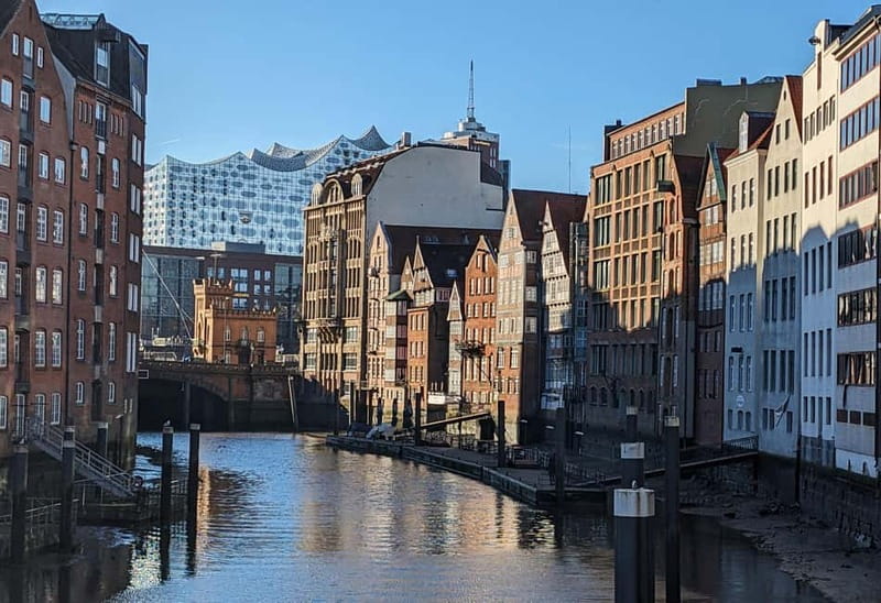 Hamburg: Guided Tour in French, the essentials in 2,5 hours! - Rathausmarkt and the Altstadt Core: Your Map of Hamburg’s Meaning