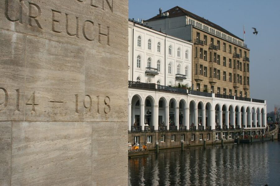 Hamburg: Guided Walking Tour - Inner Alster lakeside stops: Alsterarkaden and Jungfernstieg