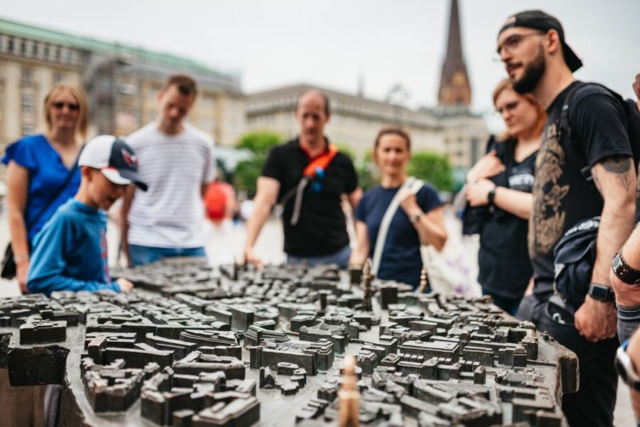 Hamburg: Guided Walking Tour for Magic Fans - Deichstraße, Hamburg’s Old Street, With a Legend Thread