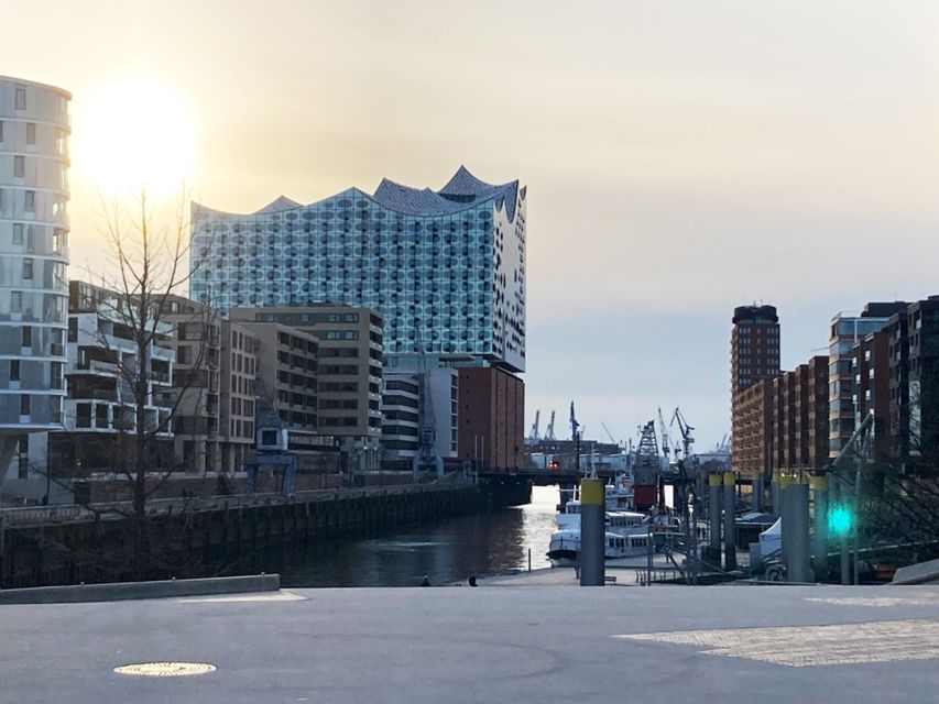 Hamburg: Guided Walking Tour in Danish - St. Nikolai Memorial and Laeiszhof: wartime memory on the walk