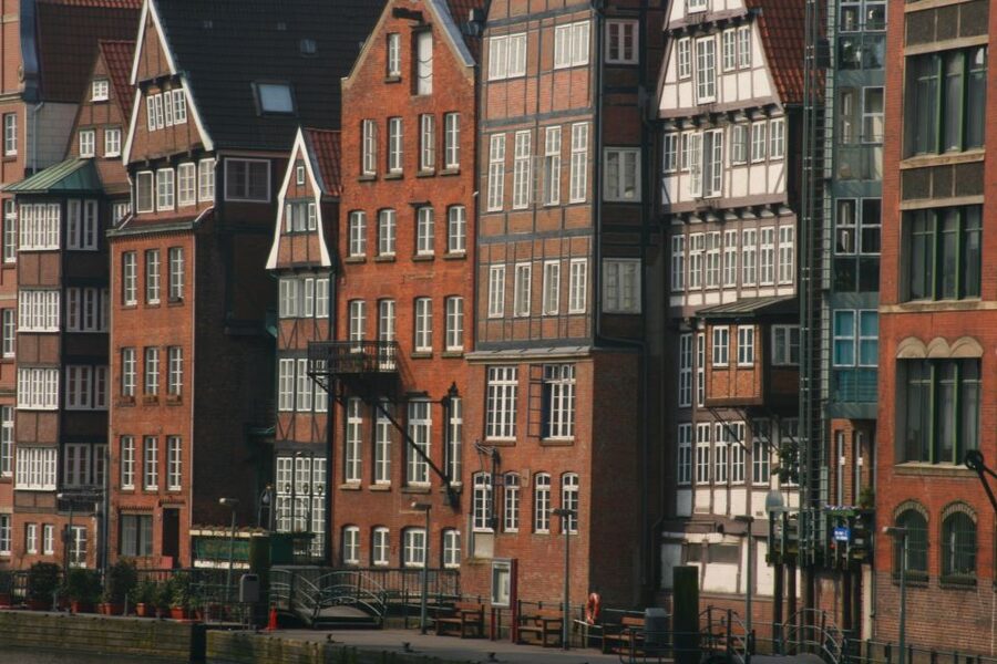 Hamburg: Guided Walking Tour - Trostbrücke and St Nikolai Memorial: the story gets heavier