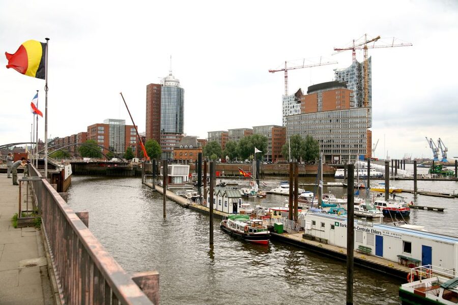 Hamburg: Hop-On Hop-Off Bus City Tour - Line F - What the live guide tends to do well