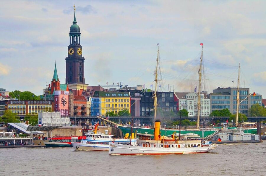 Hamburg: Hop on Hop off city tour and 1 hour harbor tour - Two tours from one ticket, Landungsbrücken to the water