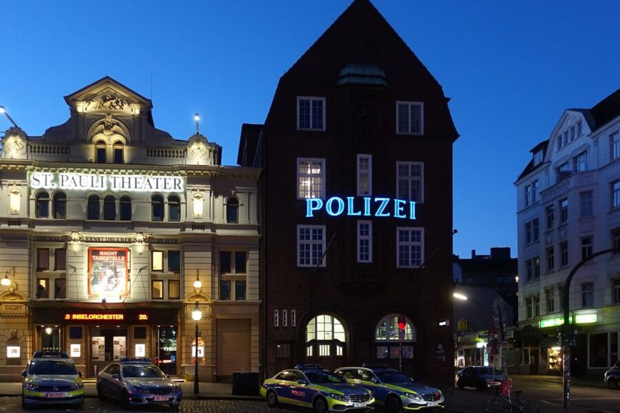 Hamburg: In the Footsteps of "Olivia" Reeperbahn Tour - Zur Ritze to Olivia Jones Bar: where the drag story becomes the route