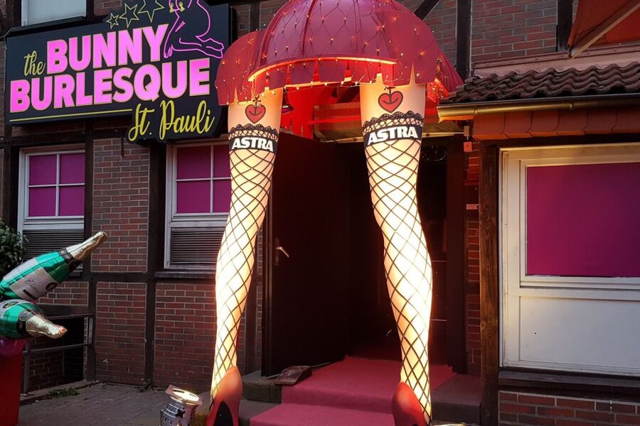 Hamburg: In the Footsteps of "Olivia" Reeperbahn Tour - Große Freiheit finale with spirits and included tastings