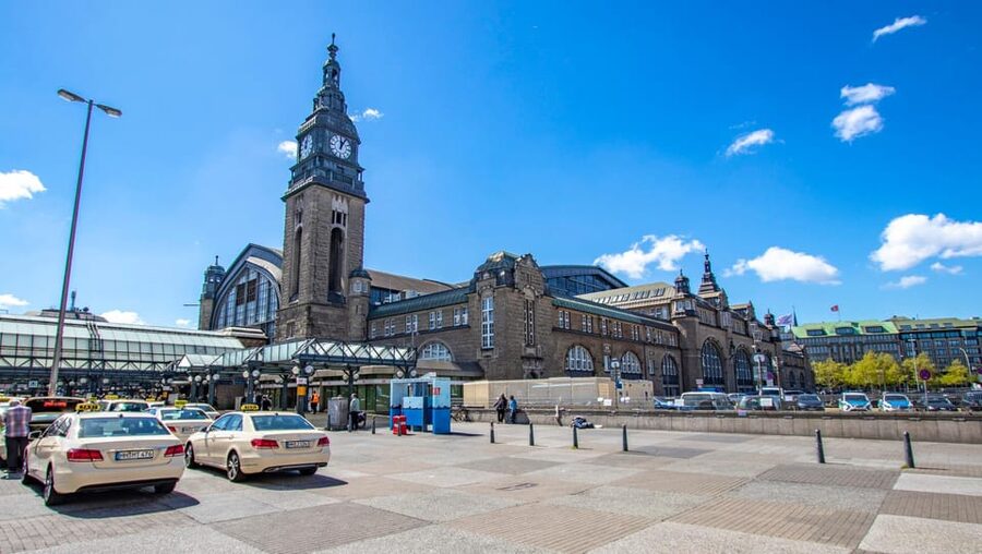 Hamburg: In the footsteps of the Beatles with a Local - Architecture and street life you can actually use later