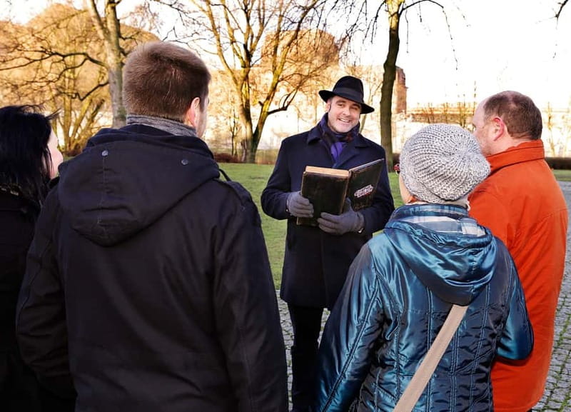 Hamburg: Interactive Crime Theater Tour in German - Where You Start at Stephansplatz (And Why It Matters)