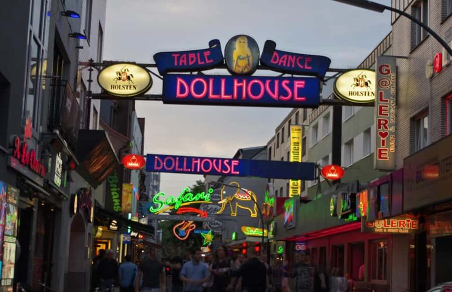 Hamburg: Kiez & Dollhouse: The legendary Reeperbahn tour - Price and what you actually get for $41