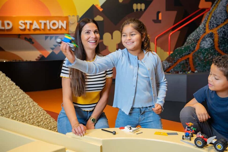 Hamburg: LEGO© Discovery Centre admission ticket - Crowds, noise, and lockers: how to avoid the rougher hours