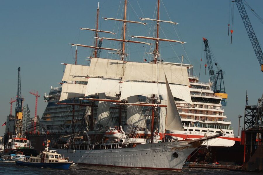 Hamburg: Line F Hop-On Hop-Off Bus and Boat Tour - Harbor Boat Tour: The Best Reason to Keep Your Day Flexible