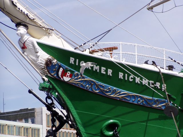 Hamburg: Line F Hop-On Hop-Off Bus and Boat Tour - Audio Guides and On-Board Commentary, Plus a Real-World Weather Note