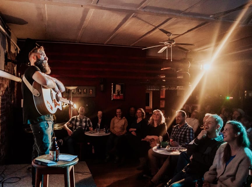 Hamburg: Moin Comedy Club Stand Up Comedy Live Show Ticket - Finding Universo Tango: The Hinterhof Stairs Trick