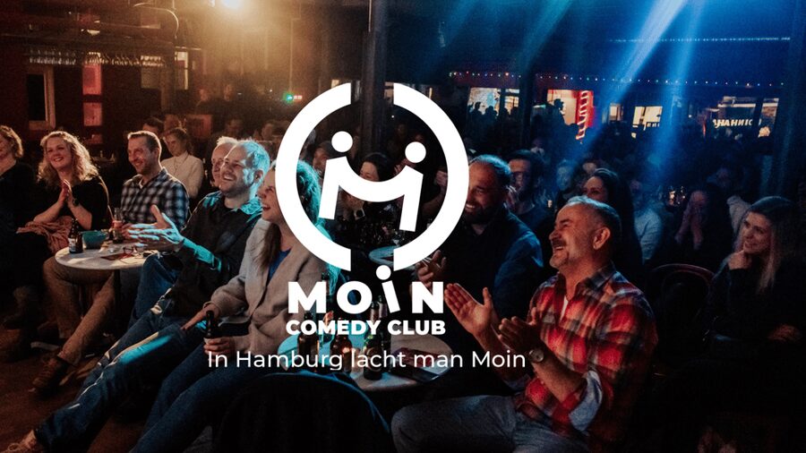 Hamburg: Moin Comedy Club Stand Up Comedy Live Show Ticket - The Atmosphere: Candles, Drinks, and an Actual Comedy Room