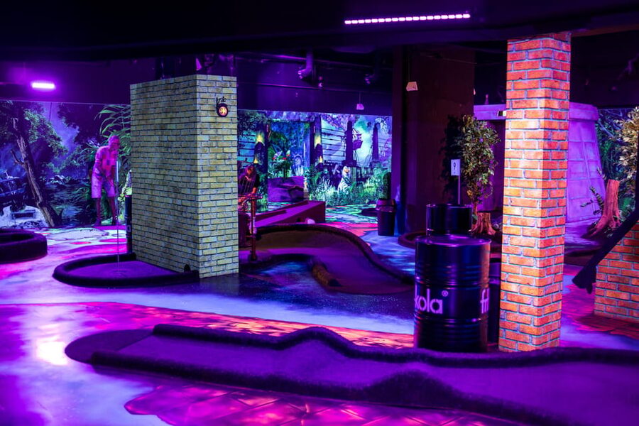 Hamburg: Moviegolf Experience - Price and value: $18 for 18 holes plus a movie game