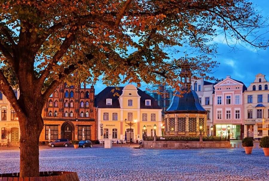 Hamburg: Old Town Highlights Private Walking Tour - Rathausmarkt to Alsterarkaden, the waterfront beauty is the warm-up