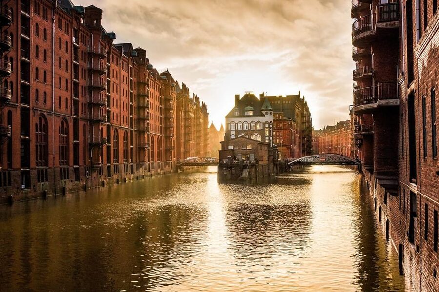 Hamburg: One Hour Traditional Harbor Cruise - Live Captain Commentary in German: Fun and Useful