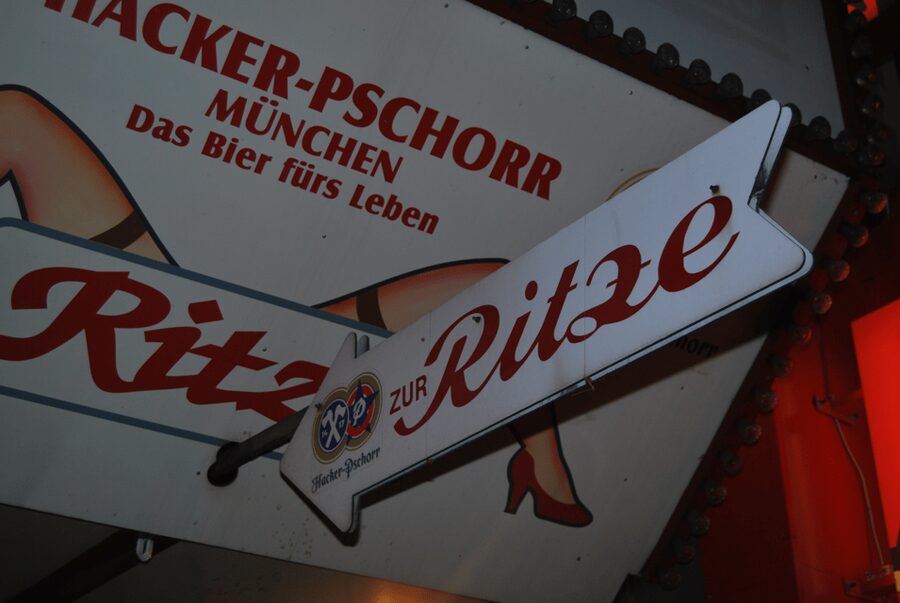 Hamburg: Private 1.5-Hour Walking Tour of St. Pauli - Why St. Pauli is better on foot than by bus