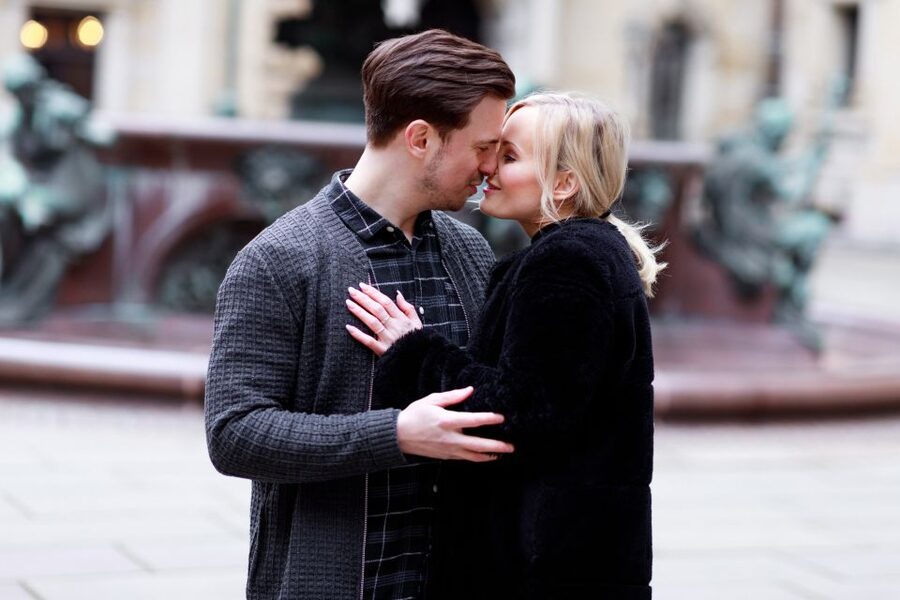 Hamburg: Private Couples' Photoshoot and Walking Tour - Choosing your start point: Apple Jungfernstieg or Beatles-Platz