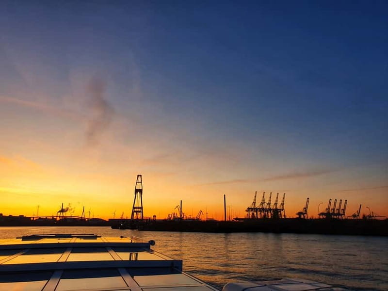 Hamburg: Private Harbor Tour by Boat - Private boat time in Hamburg, made for groups