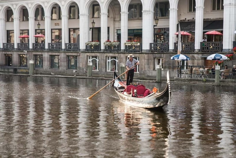 Hamburg: private Tour in the royal Venetian Alstergondel - Meet Carlo and get ready at Ballindamm 14A