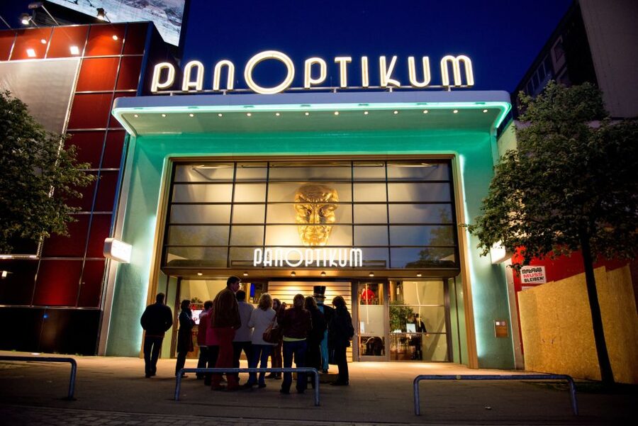 Hamburg: Private Tour Red Light District Walking Tour - Where St. Pauli starts, and how to get oriented fast