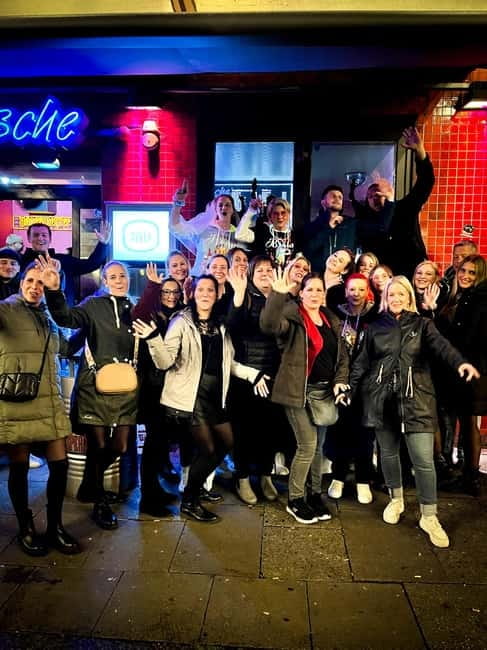 Hamburg: Pubcrawl & Nightlife Tour auf St.Pauli - Free shots at every stop: fun factor and the one thing to watch