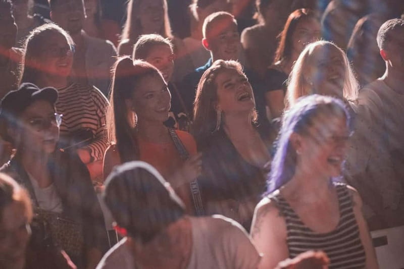 Hamburg: Reeperbahn Comedy Club - The 2-hour show flow, from welcome shot to stand-up set
