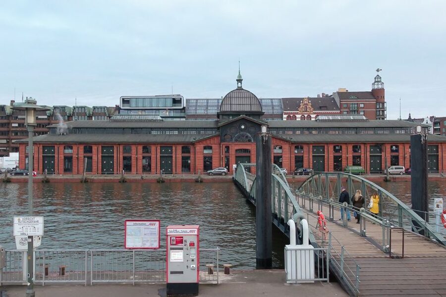 Hamburg: Reeperbahn, Port, & Fish Market Morning Tour - Reeperbahn Morning Walk with Local Snacks