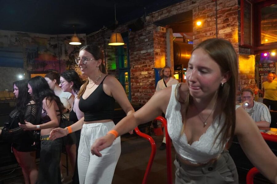 Hamburg: Reeperbahn Pub Crawl with Shots and Games - Reeperbahn Nightlife, Turned Into a Social Game Plan