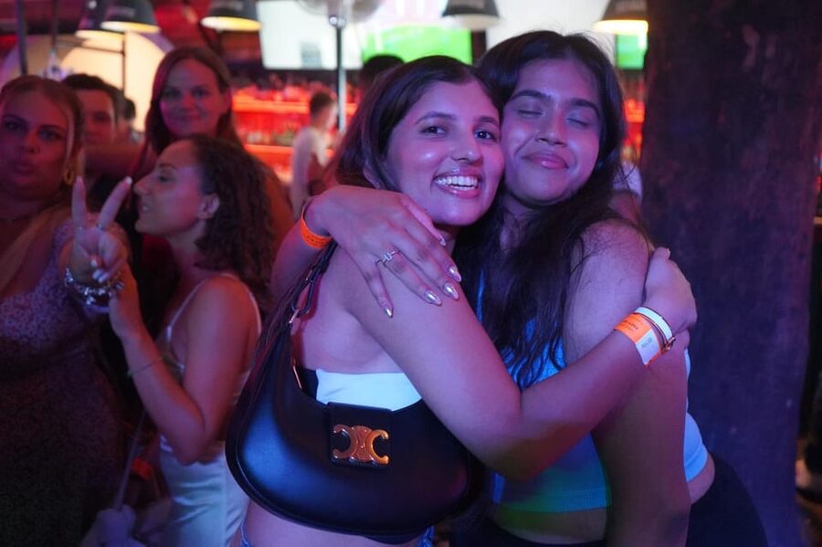 Hamburg: Reeperbahn Pub Crawl with Shots and Games - Dancing the Last Stretch: Party, Photos, and Letting the Night Flow
