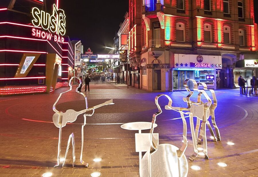 Hamburg: Reeperbahn Tour with English-Speaking Guide - Final stretch to Colibri-Club: welcome refreshments and a clean ending