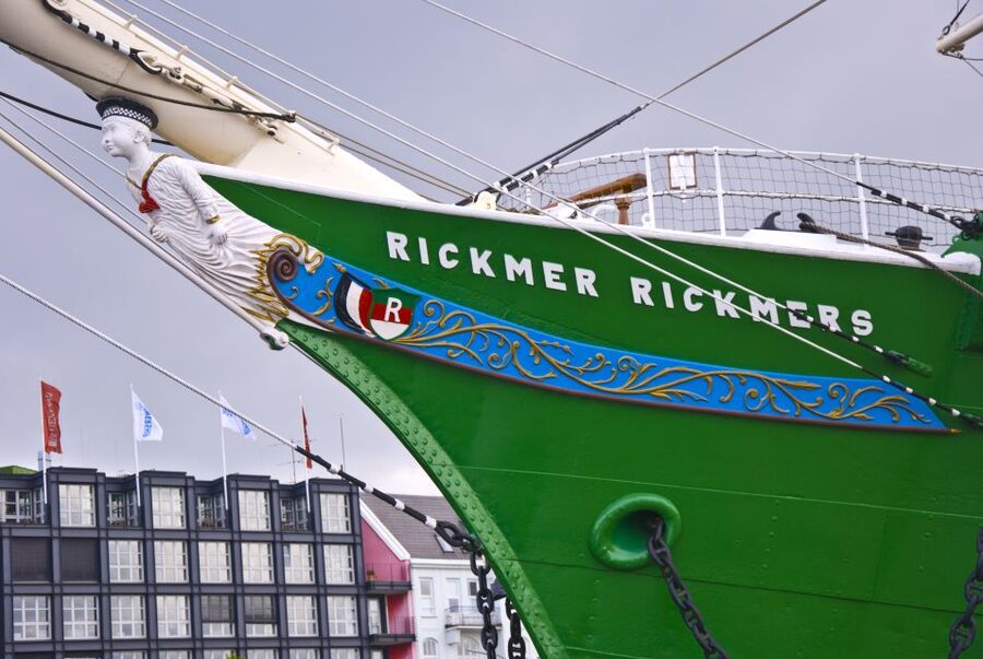 Hamburg: RICKMER RICKMERS Museum Entry Ticket - Stepping Aboard RICKMER RICKMERS at Landing Bridge 1