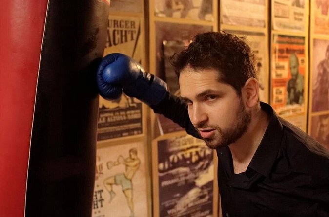 Hamburg: Safari tour in St. Pauli - Zur Ritze: entry to the boxing cellar experience (and the drink rule)