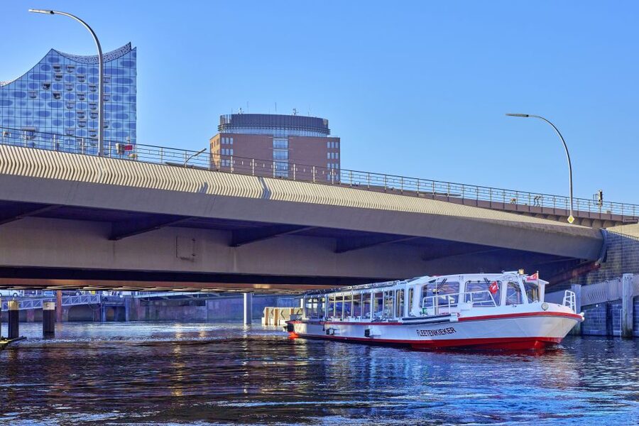 Hamburg: Sightseeing Cruise through the City's Waterways - Speicherstadt by canal: the UNESCO warehouses, bridges, and lock reality