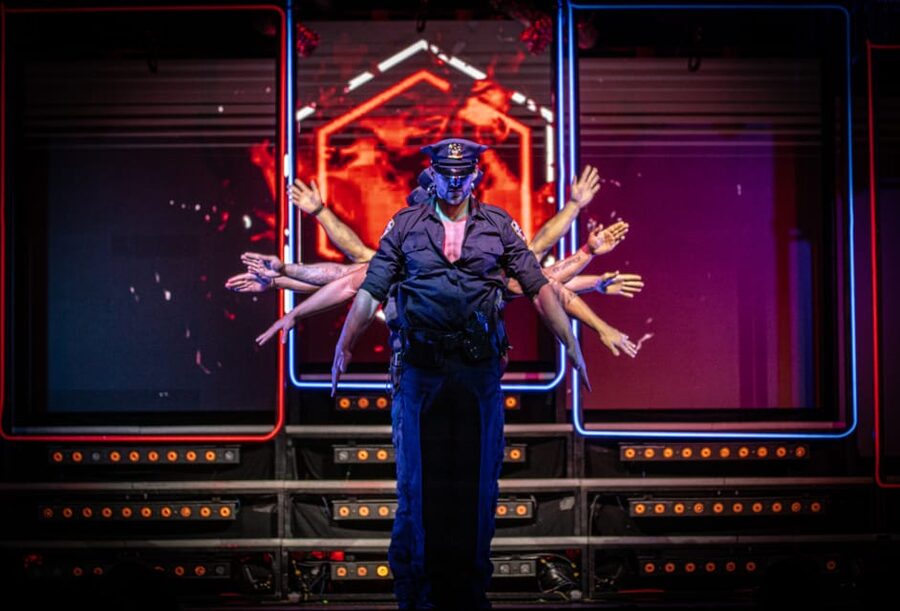 Hamburg: SIXX PAXX Men´s Perfoming Arts Show - Language reality check: German hosting, music and dance do the work