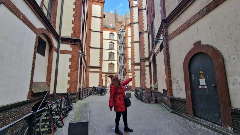 Hamburg: Speicherstadt, HafenCity + Elbphilharmonie Tour - Meeting at Baumwall: the easiest start for a smooth 2-hour loop