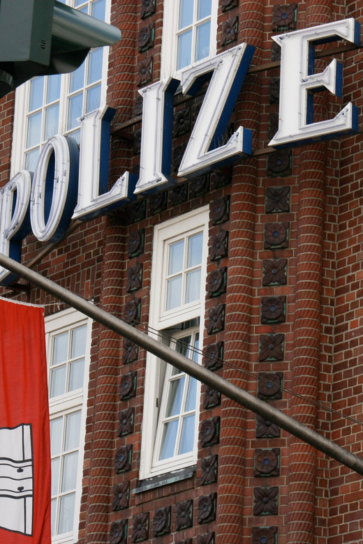 Hamburg St. Pauli - guided walk for school groups - St. Pauli Landungsbrücken, where the story begins