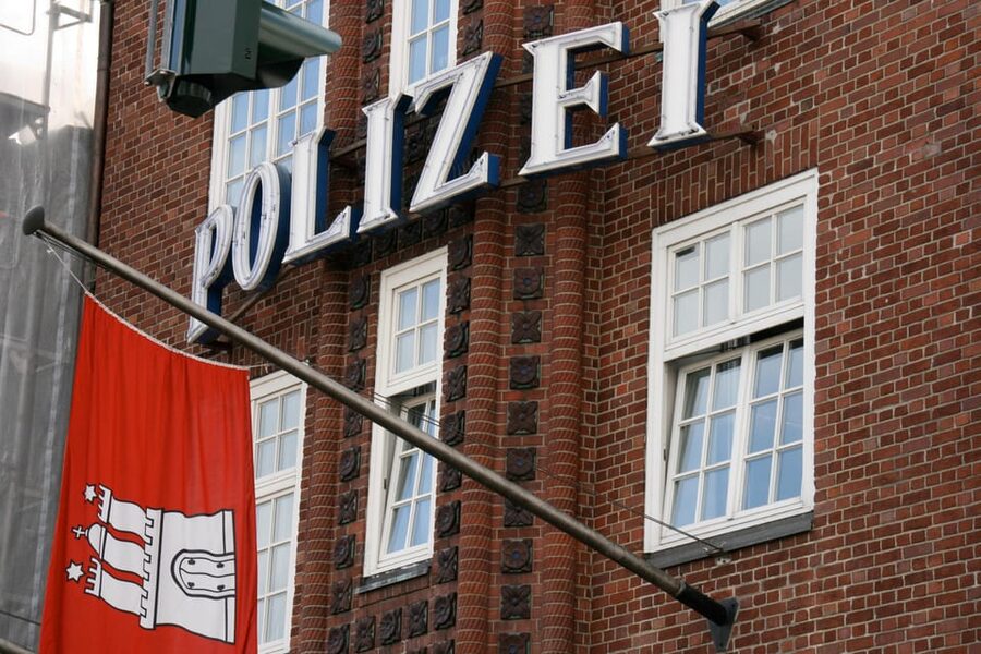 Hamburg St. Pauli - guided walk for school groups - The guide’s topics for school groups: minorities, Chinatown, prostitution, and the Beatles