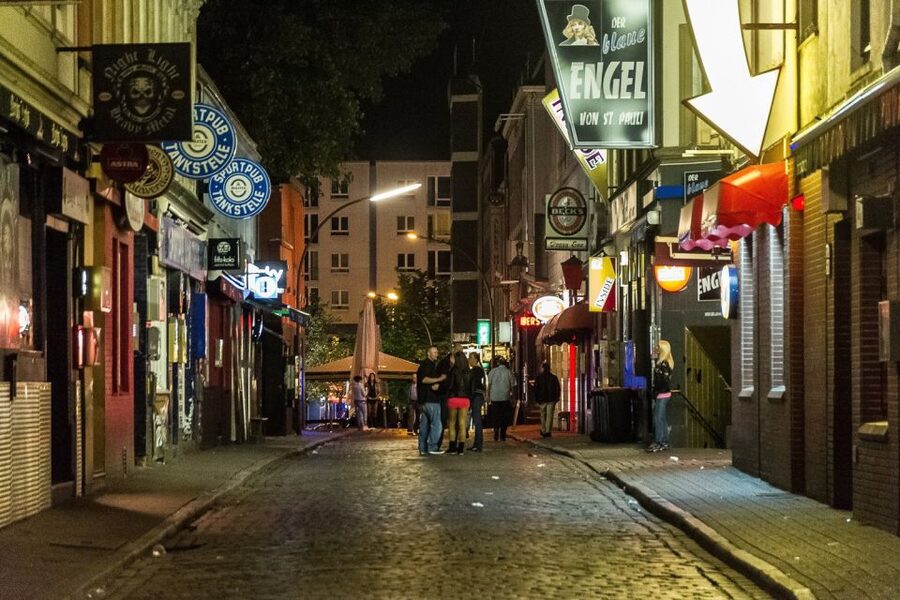 Hamburg: St. Pauli Highlights Guided Tour with Beer for 18+ - Davidwache Police Station and safety on the edge of nightlife