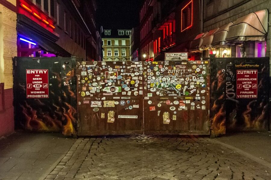 Hamburg: St. Pauli Highlights Guided Tour with Beer for 18+ - Hans-Albers-Platz to Zur Ritze: the drink stop that turns into a real story