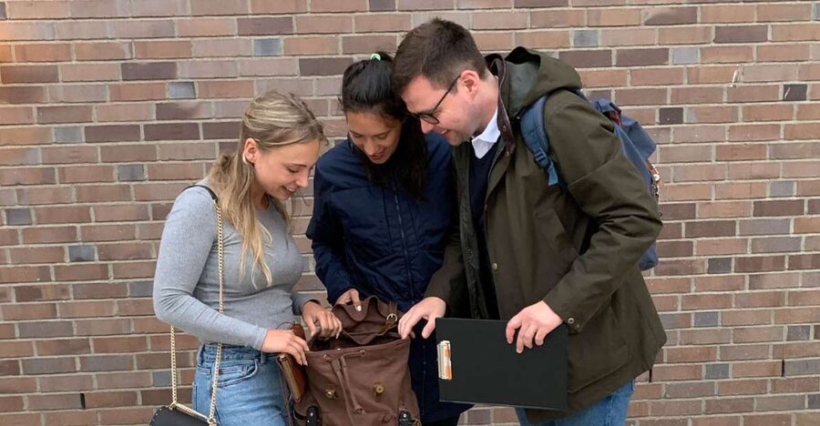 Hamburg: Treasure Hunt Game through HafenCity - How the Analogue Backpack Game Works (Phones Away)